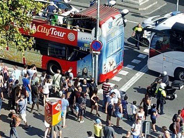 В Барселоне в наехавшем на полицейских Форд отыскали зарезанного пассажира В Барселоне в наехавшем на полицейских Форд отыскали зарезанного пассажира