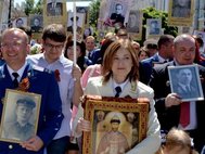 Наталья Поклонская с иконой Николая II во время акции "Бессмертный полк" в Симферополе. 2016
