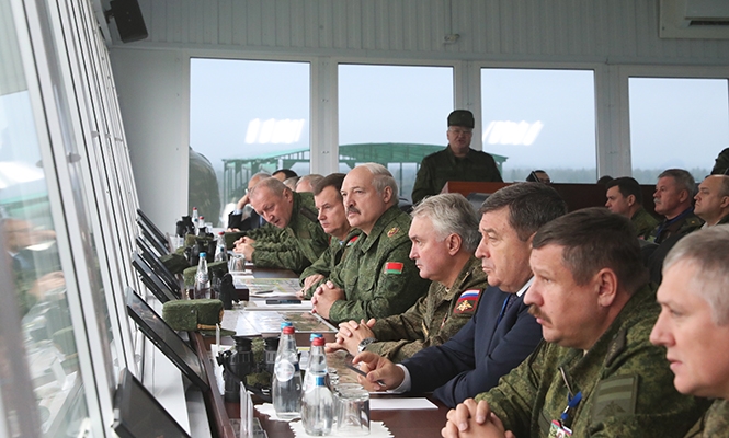 Александр Лукашенко на Борисовском полигоне 20 сентября  во время смотра войск, принимавших участие в совместном стратегическом белорусско-российском учении "Запад-2017