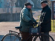 Пенсионеры беседуют на улице