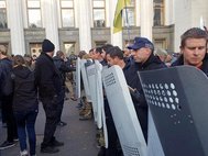 Митингующие у здания Верховной Рады забрали щиты у Нацгвардии