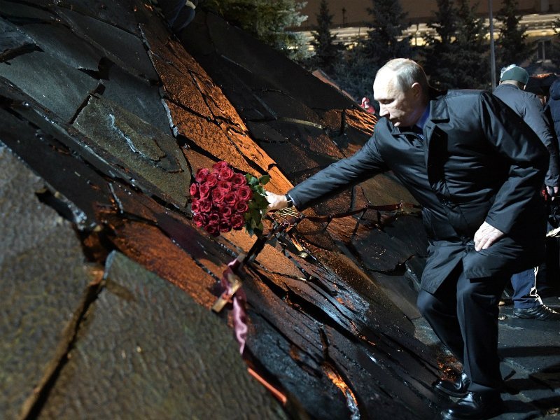 Путин возлагает цветы к Стене скорби