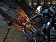 Путин возлагает цветы к «Стене скорби»
