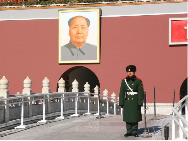 Часовой у портрета Мао Дзэдуна