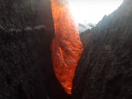 Поток лавы в объективе камеры