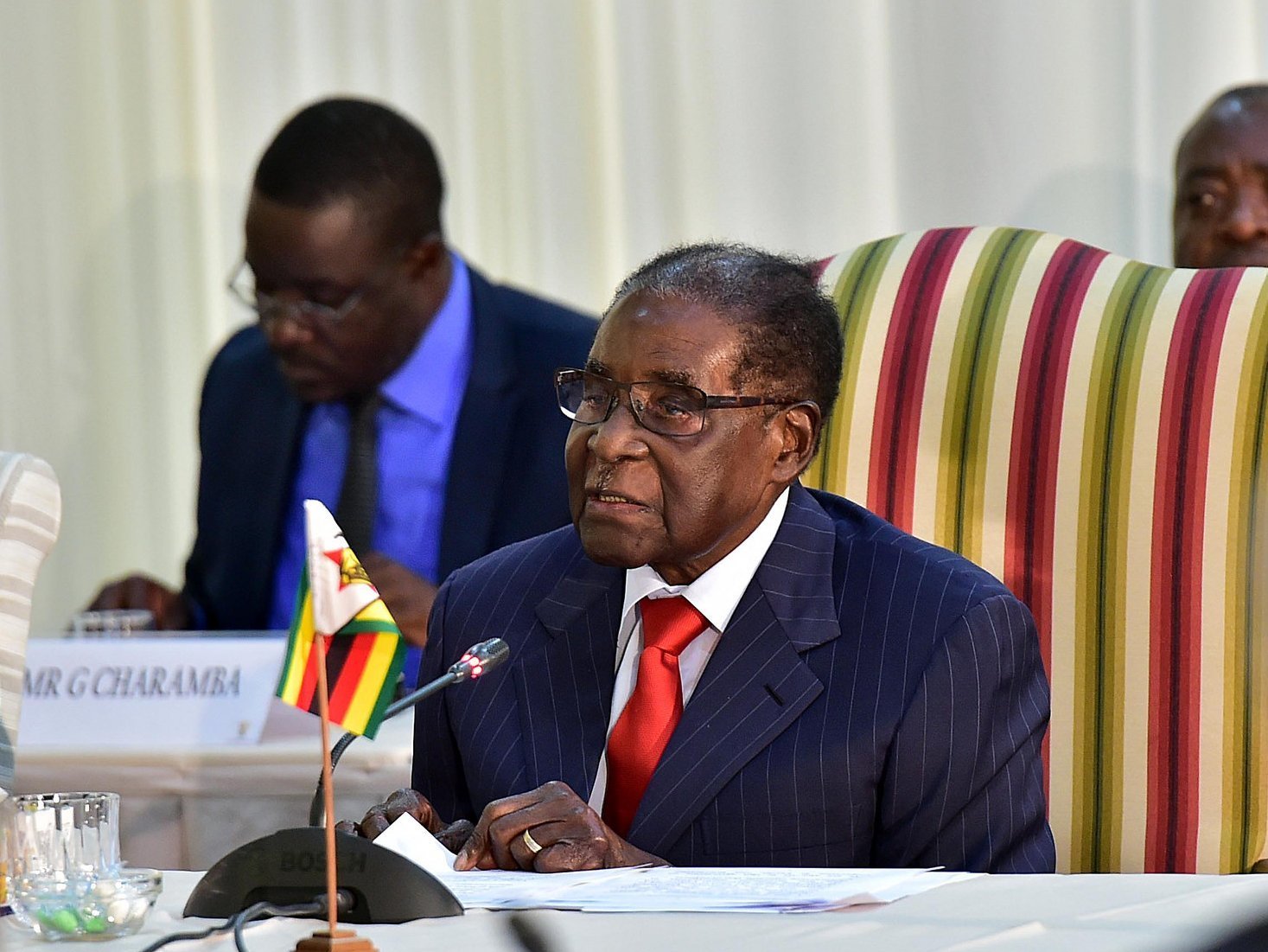 Военные Зимбабве удерживают президента Мугабе в заложниках