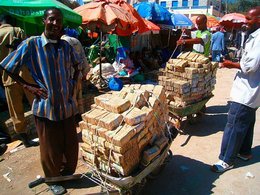 Инфляция в Зимбабве. Местный житель везет деньги