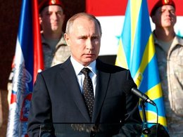 Владимир Путин принимает парад в Сирии