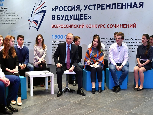 Владимир Путин встречается с победителями Всероссийского конкурса сочинений «Россия, устремлённая в будущее»