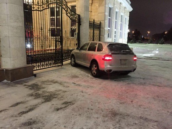 Нетрезвый полицейский на Порше Cayenne протаранил забор резиденции Назарбаева Нетрезвый полицейский на Порше Cayenne протаранил забор резиденции Назарбаева
