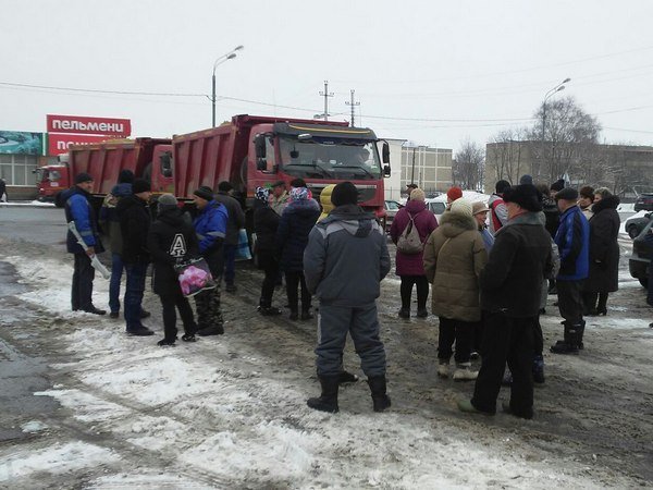 В Подмосковье протестующие против мусоросжигательного завода перекрыли федеральную дорогу В Подмосковье протестующие против мусоросжигательного завода перекрыли федеральную дорогу