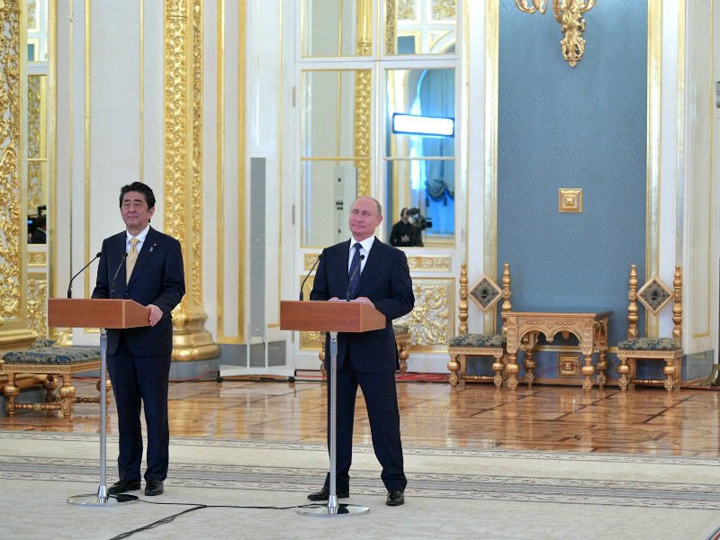 Путин и Абэ провели переговоры в Кремле Путин и Абэ провели переговоры в Кремле