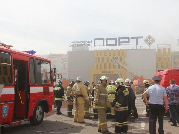 Пожарные у ТЦ «Порт»