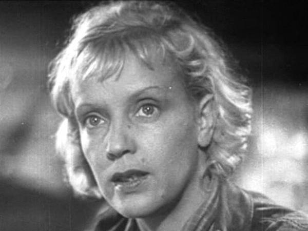 Марина Ладынина в роли Наташи в фильме «Секретарь райкома». 1942г.
