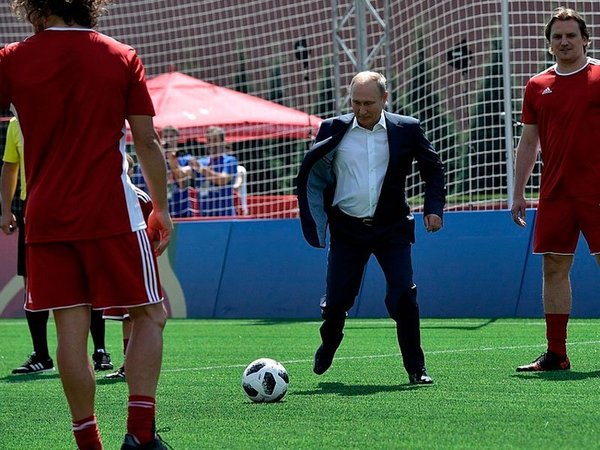 В.Путин во время посещение парка футбола на Красной площади