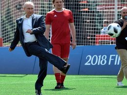 В.Путин во время посещения парка футбола на Красной площади