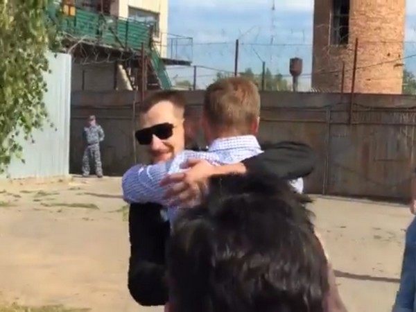 Олег Навальный (в очках) обнимает Алексея Навального