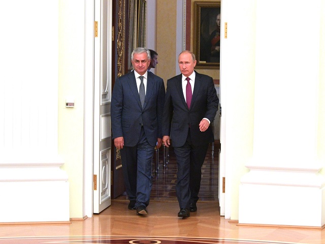 Президент РФ Владимир Путин и президент Абхазии Рауль Хаджимба