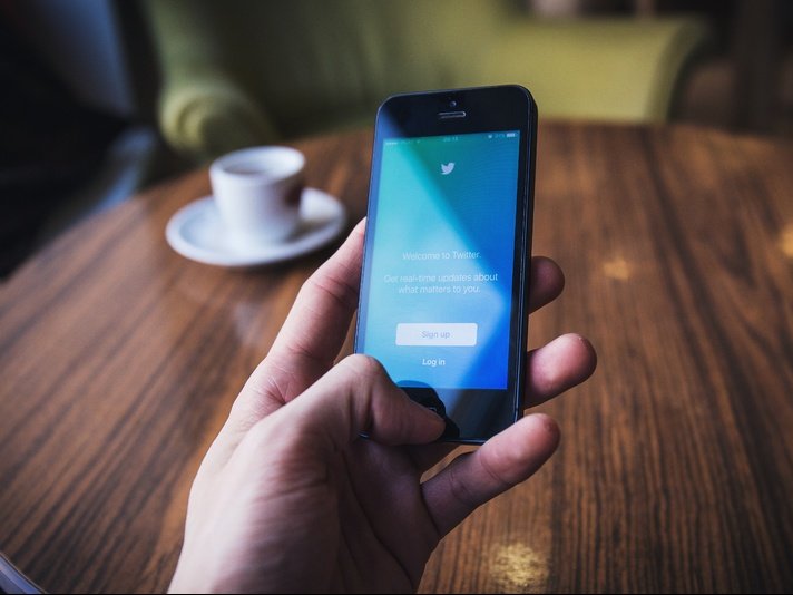 Мобильное приложение Twitter на смартфоне