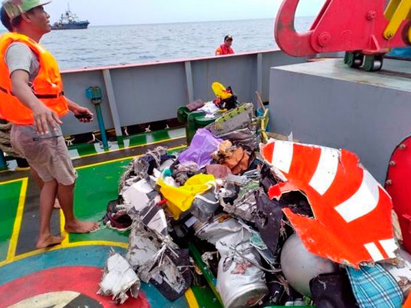 Спасатели на месте крушения Boeing-737 индонезийской авиакомпании Lion Air