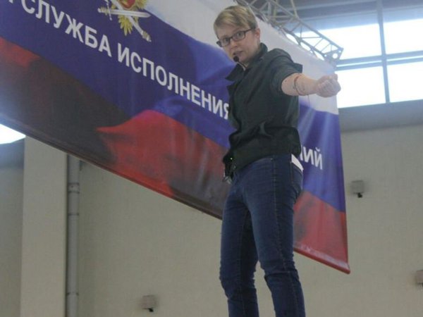 Активистка Ольга Шалина на выставке ФСИН