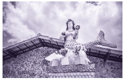  Скульптурное изображение Йемайи на фестивале в Сальвадоре, Бразилия 