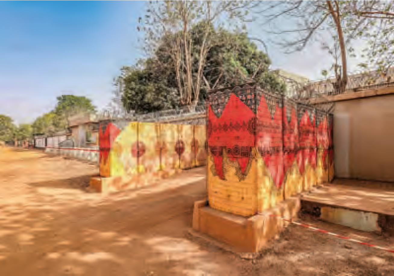  Уличное искусство: раскрашенные заграждения перед зданием с повышенными требованиями к безопасности. Уагадугу/Буркина-Фасо (2020). Автор Philipp Meuser