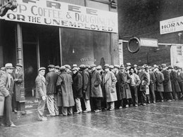 Очередь безработных в бесплатную столовую в Чикаго, США. 1931 год