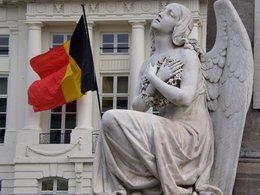 Флаг Бельгии у здания Бундестага в Берлине