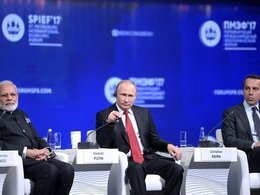Владимир Путин (в центре) на Петербургском экономическом форуме 2017