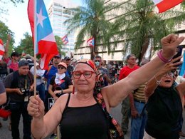 Демонстранты агитирующие против присоединения Пуэрто-Рико к США